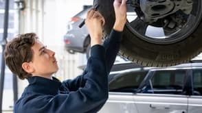 Ausbildung zum Automobil-Mechatroniker/in EFZ - Arbeitssituation, Lohn und Weiterbildungen, Schnupperlehren und freie Lehrstelle für 2026 finden. Automobil-Mechatroniker/in EFZ